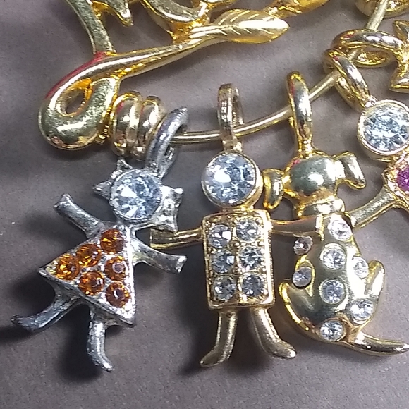 💕Vntg Mom Brooch w/ Kids & Pets Rhinestone Charms - Picture 3 of 7